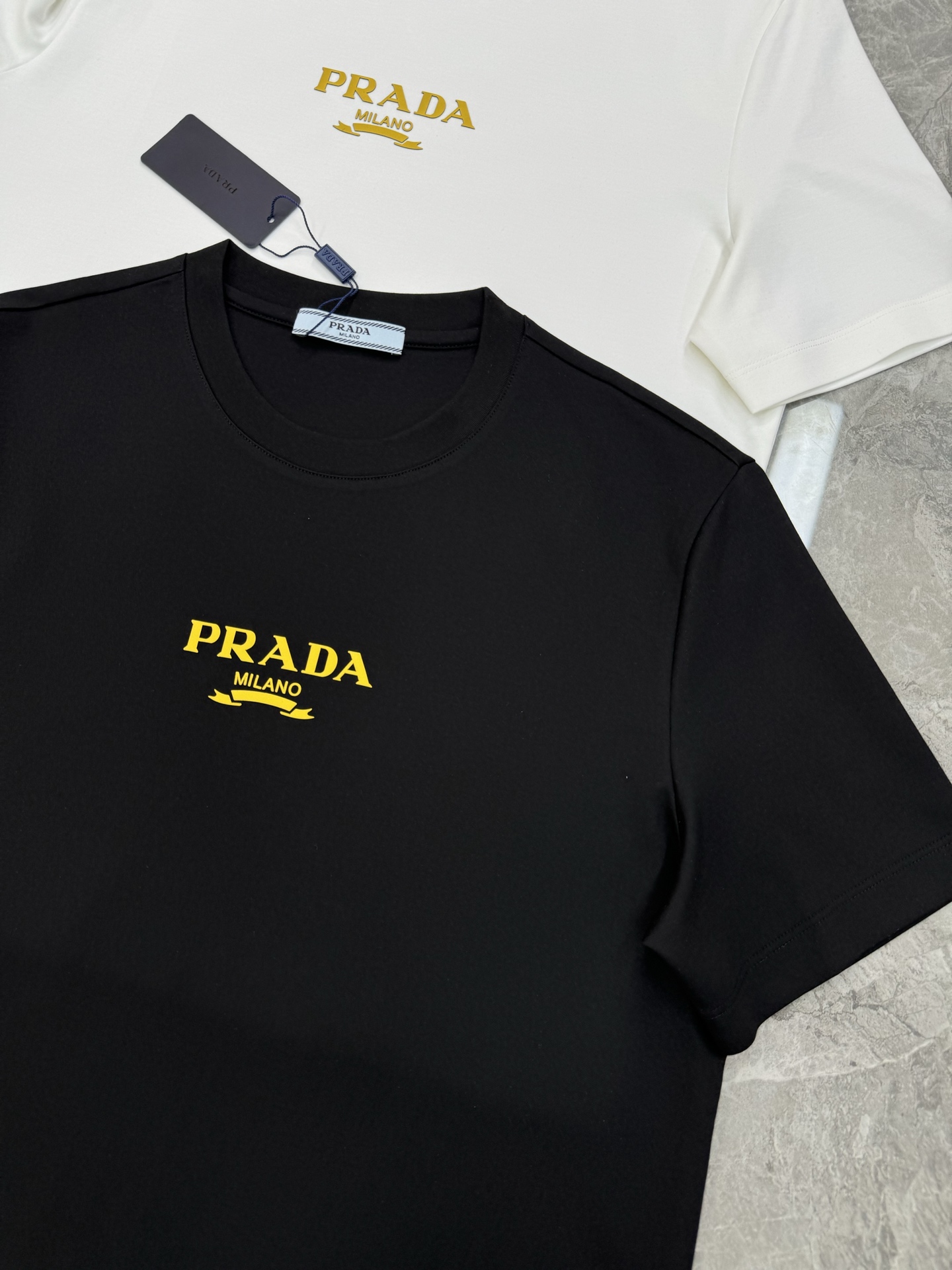 PRAD*A普拉达新款丝光棉T恤.胸口经典字母立体烫画.撞黄色搭配.经典之作！！！客供200g丝光棉面料