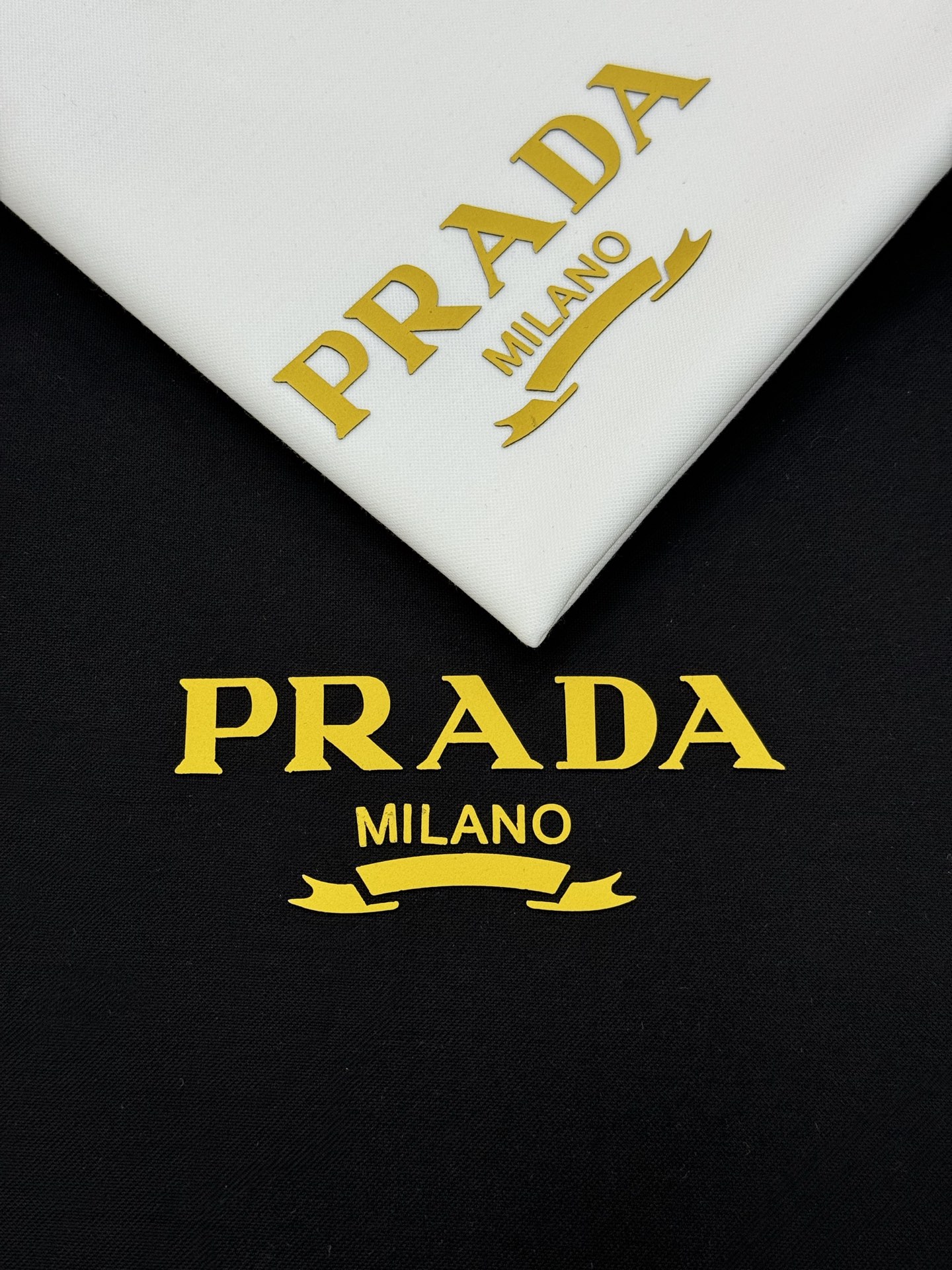 PRAD*A普拉达新款丝光棉T恤.胸口经典字母立体烫画.撞黄色搭配.经典之作！！！客供200g丝光棉面料