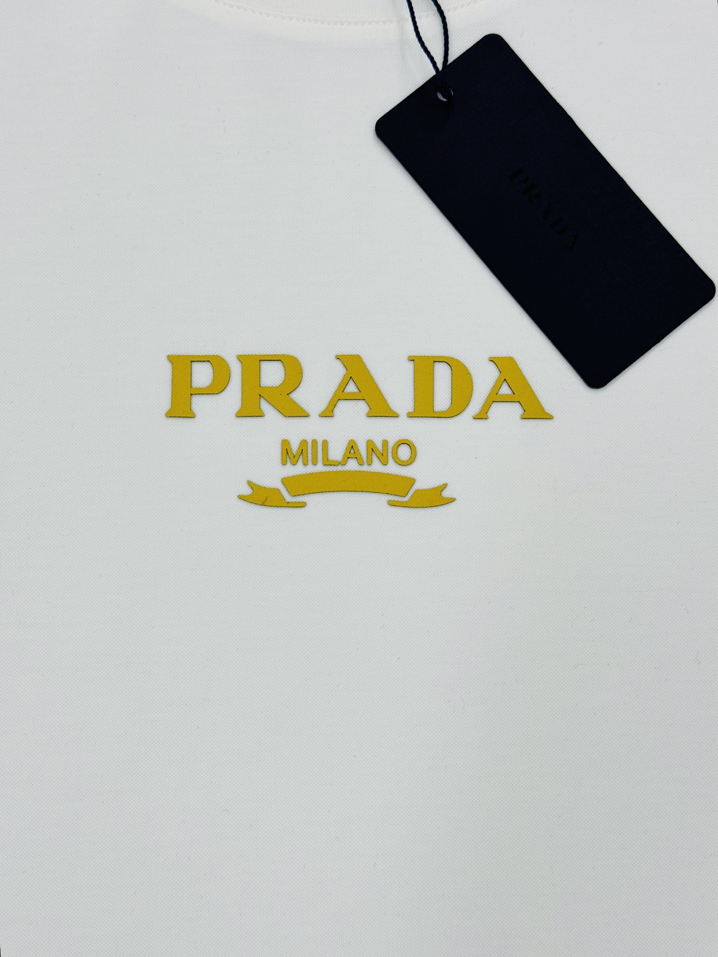 PRAD*A普拉达新款丝光棉T恤.胸口经典字母立体烫画.撞黄色搭配.经典之作！！！客供200g丝光棉面料