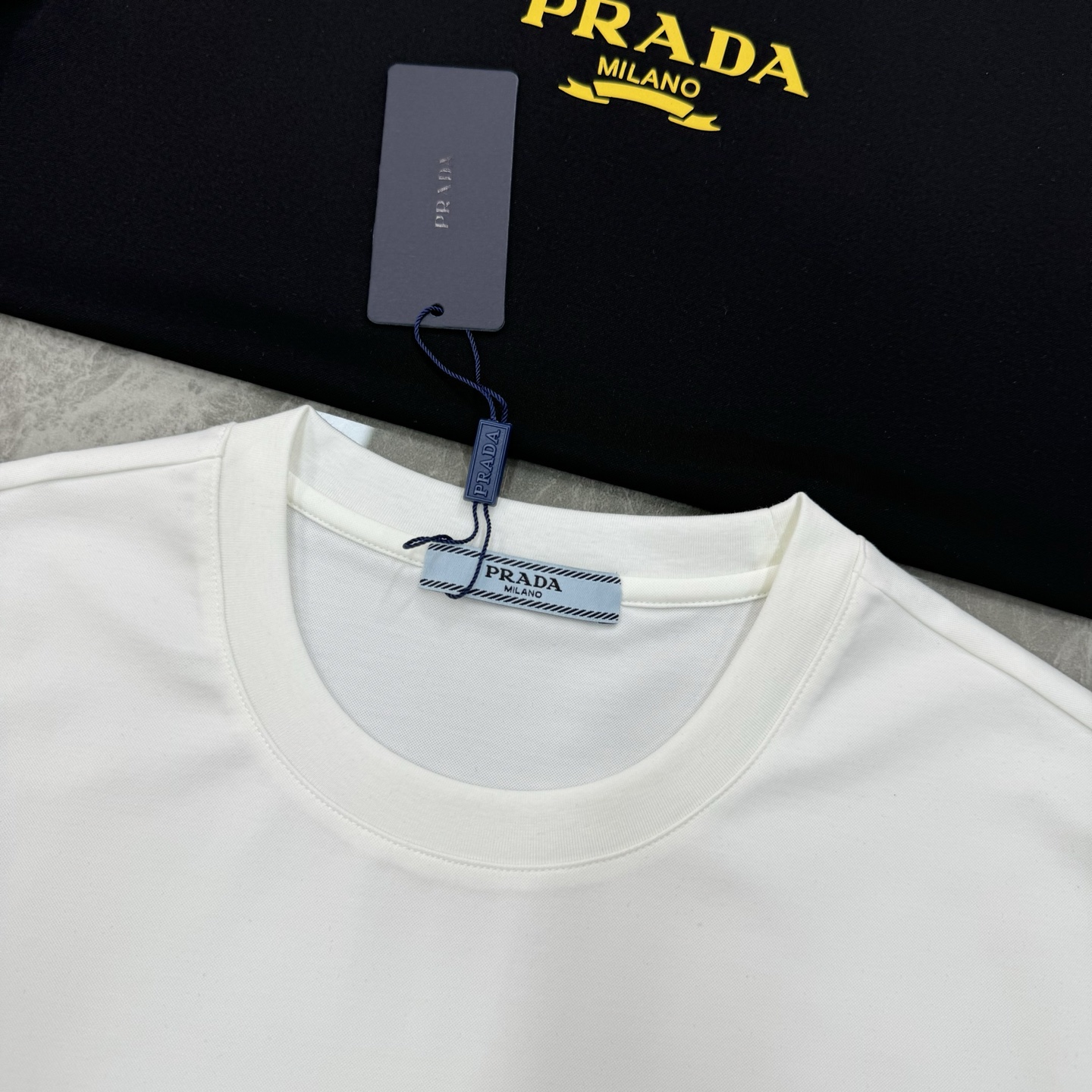 PRAD*A普拉达新款丝光棉T恤.胸口经典字母立体烫画.撞黄色搭配.经典之作！！！客供200g丝光棉面料