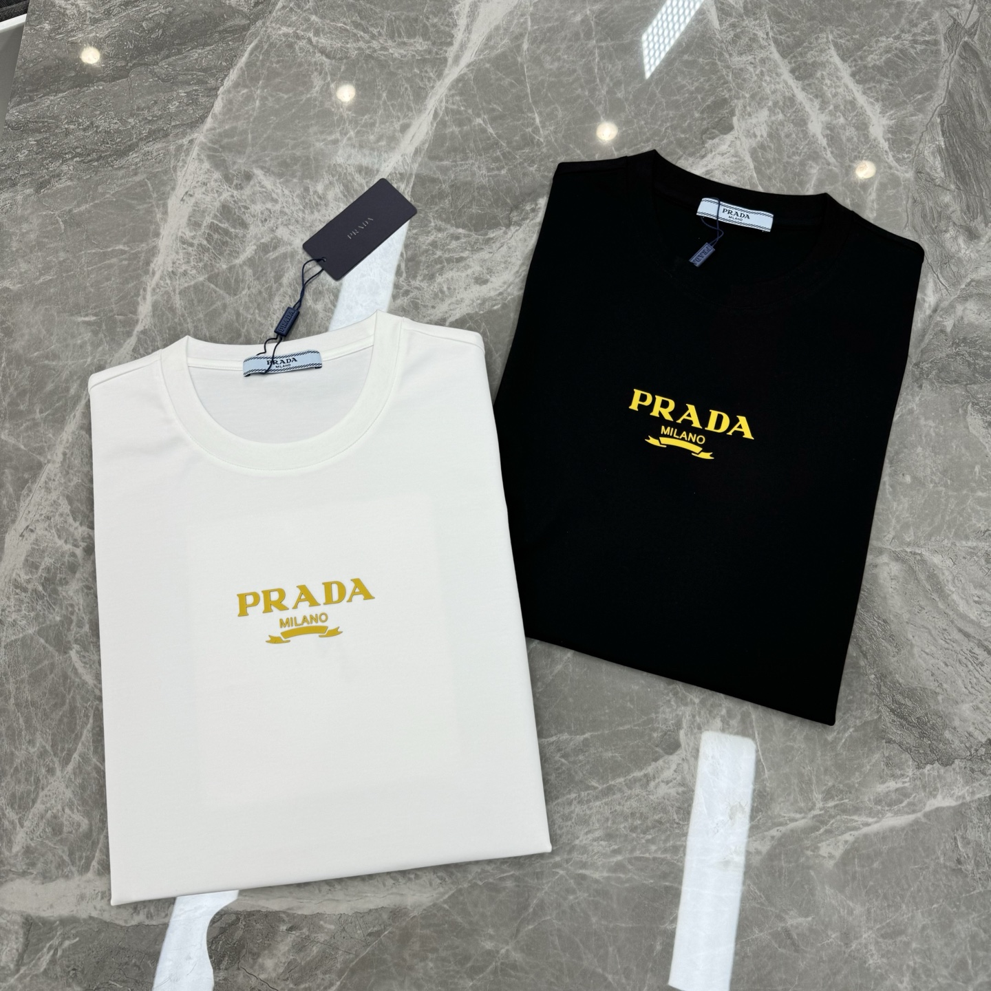 PRAD*A普拉达新款丝光棉T恤.胸口经典字母立体烫画.撞黄色搭配.经典之作！！！客供200g丝光棉面料