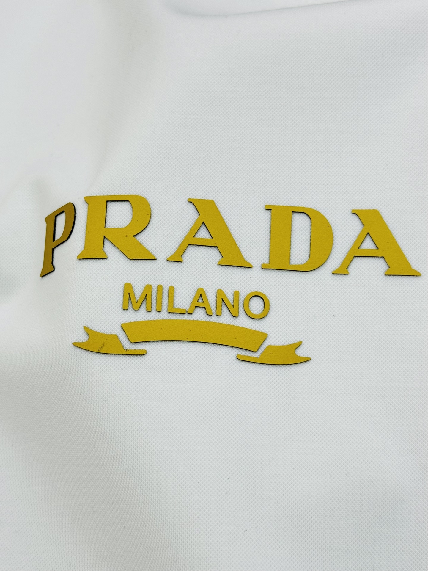 PRAD*A普拉达新款丝光棉T恤.胸口经典字母立体烫画.撞黄色搭配.经典之作！！！客供200g丝光棉面料