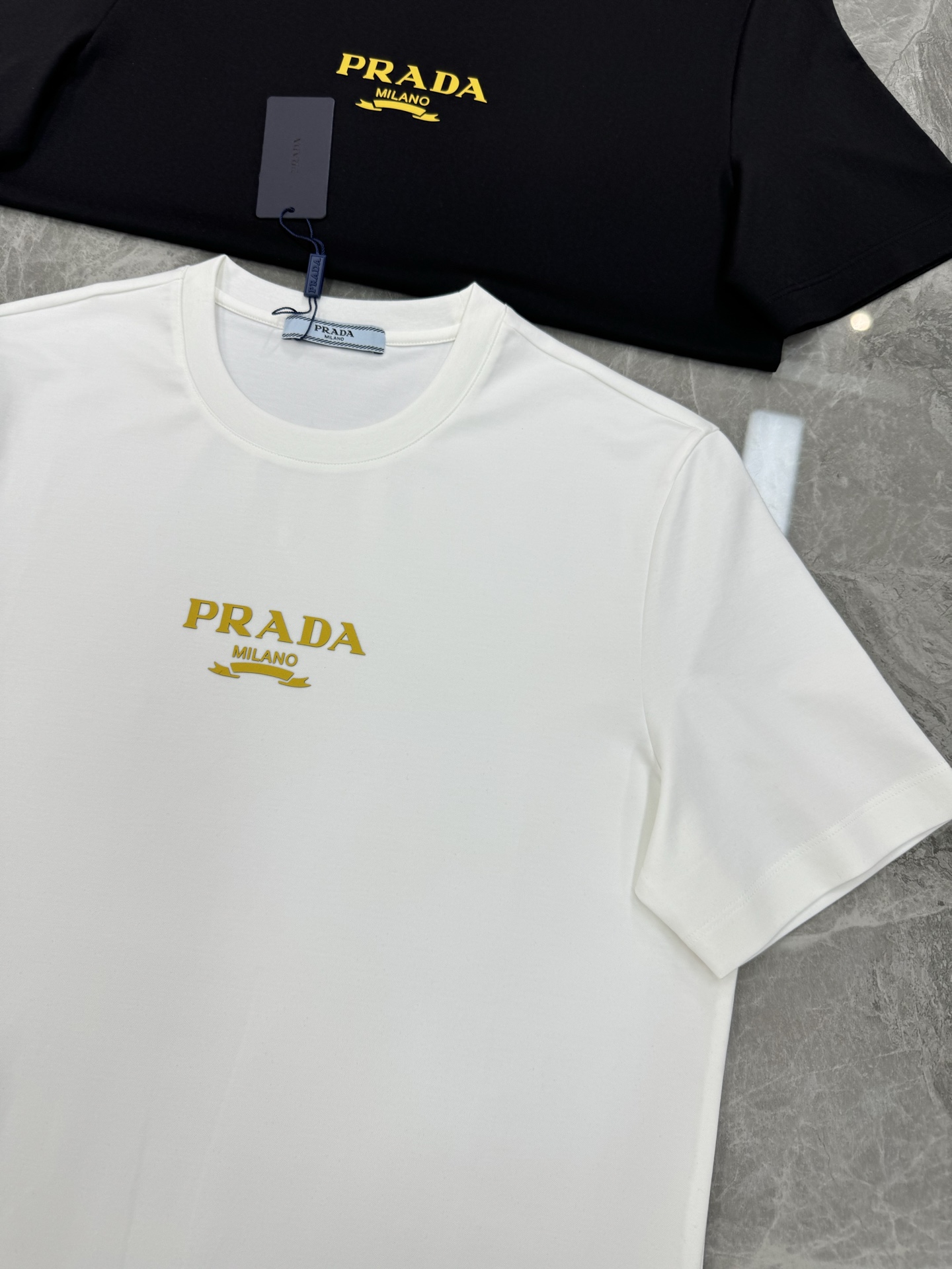 PRAD*A普拉达新款丝光棉T恤.胸口经典字母立体烫画.撞黄色搭配.经典之作！！！客供200g丝光棉面料