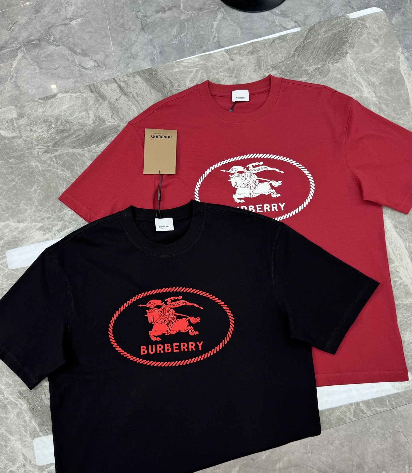 BBR*巴宝莉新品潮牌短袖T恤，男女同款❤️经典战马🐎胸前撞色层叠搭配.战马烫画采用立体发泡工艺🧼帅气时
