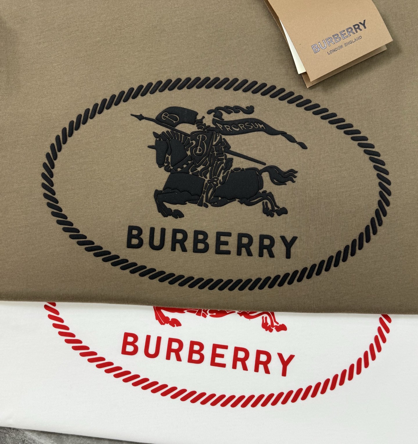 BBR*巴宝莉新品潮牌短袖T恤，男女同款❤️经典战马🐎胸前撞色层叠搭配.战马烫画采用立体发泡工艺🧼帅气时