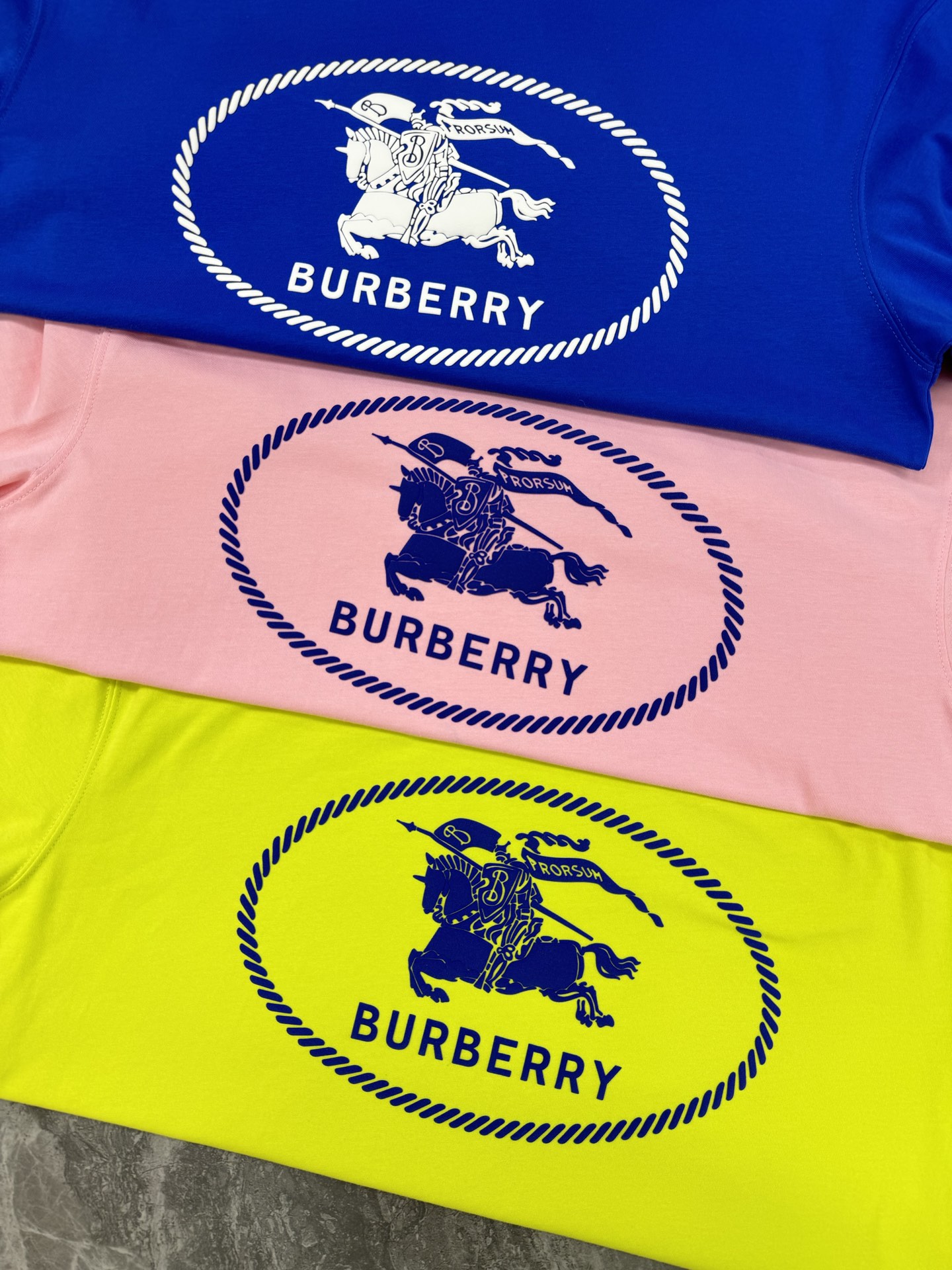 BBR*巴宝莉新品潮牌短袖T恤，男女同款❤️经典战马🐎胸前撞色层叠搭配.战马烫画采用立体发泡工艺🧼帅气时