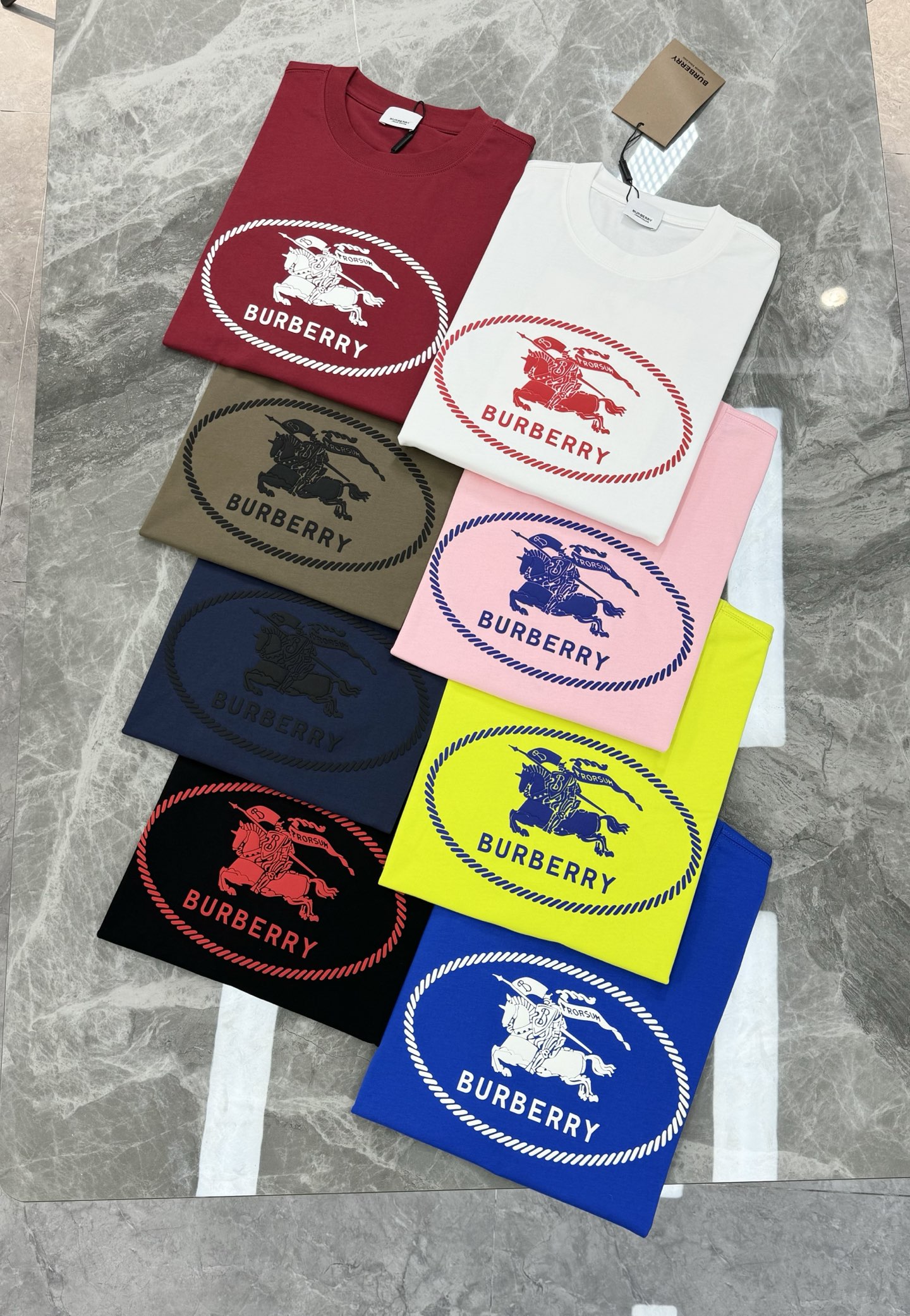 BBR*巴宝莉新品潮牌短袖T恤，男女同款❤️经典战马🐎胸前撞色层叠搭配.战马烫画采用立体发泡工艺🧼帅气时