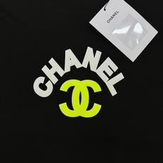 CHANEL夏季新款圆领短袖.胸口烫画设计.以标志性的双C造型做为特色,成就最火最潮的icon...客 供200g丝光纯 CHANEL夏季新款圆领短袖.胸口烫画设计.以标志性的双C造型做为特色,成就最火最潮的icon...客 供200g丝光纯