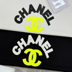 CHANEL夏季新款圆领短袖.胸口烫画设计.以标志性的双C造型做为特色,成就最火最潮的icon...客供200g丝光纯棉 CHANEL夏季新款圆领短袖.胸口烫画设计.以标志性的双C造型做为特色,成就最火最潮的icon...客供200g丝光纯棉