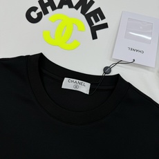 CHANEL夏季新款圆领短袖.胸口烫画设计.以标志性的双C造型做为特色,成就最火最潮的icon...客 供200g丝光纯 CHANEL夏季新款圆领短袖.胸口烫画设计.以标志性的双C造型做为特色,成就最火最潮的icon...客 供200g丝光纯