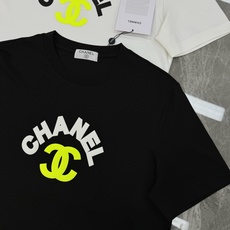 CHANEL夏季新款圆领短袖.胸口烫画设计.以标志性的双C造型做为特色,成就最火最潮的icon...客 供200g丝光纯 CHANEL夏季新款圆领短袖.胸口烫画设计.以标志性的双C造型做为特色,成就最火最潮的icon...客 供200g丝光纯