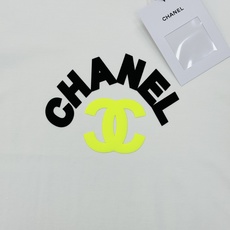 CHANEL夏季新款圆领短袖.胸口烫画设计.以标志性的双C造型做为特色,成就最火最潮的icon...客供200g丝光纯棉 CHANEL夏季新款圆领短袖.胸口烫画设计.以标志性的双C造型做为特色,成就最火最潮的icon...客供200g丝光纯棉