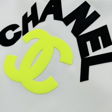 CHANEL夏季新款圆领短袖.胸口烫画设计.以标志性的双C造型做为特色,成就最火最潮的icon...客供200g丝光纯棉 CHANEL夏季新款圆领短袖.胸口烫画设计.以标志性的双C造型做为特色,成就最火最潮的icon...客供200g丝光纯棉