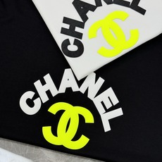CHANEL夏季新款圆领短袖.胸口烫画设计.以标志性的双C造型做为特色,成就最火最潮的icon...客 供200g丝光纯 CHANEL夏季新款圆领短袖.胸口烫画设计.以标志性的双C造型做为特色,成就最火最潮的icon...客 供200g丝光纯