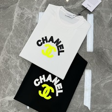 CHANEL夏季新款圆领短袖.胸口烫画设计.以标志性的双C造型做为特色,成就最火最潮的icon...客供200g丝光纯棉 CHANEL夏季新款圆领短袖.胸口烫画设计.以标志性的双C造型做为特色,成就最火最潮的icon...客供200g丝光纯棉