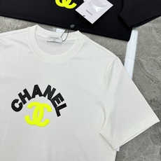 CHANEL夏季新款圆领短袖.胸口烫画设计.以标志性的双C造型做为特色,成就最火最潮的icon...客供200g丝光纯棉 CHANEL夏季新款圆领短袖.胸口烫画设计.以标志性的双C造型做为特色,成就最火最潮的icon...客供200g丝光纯棉