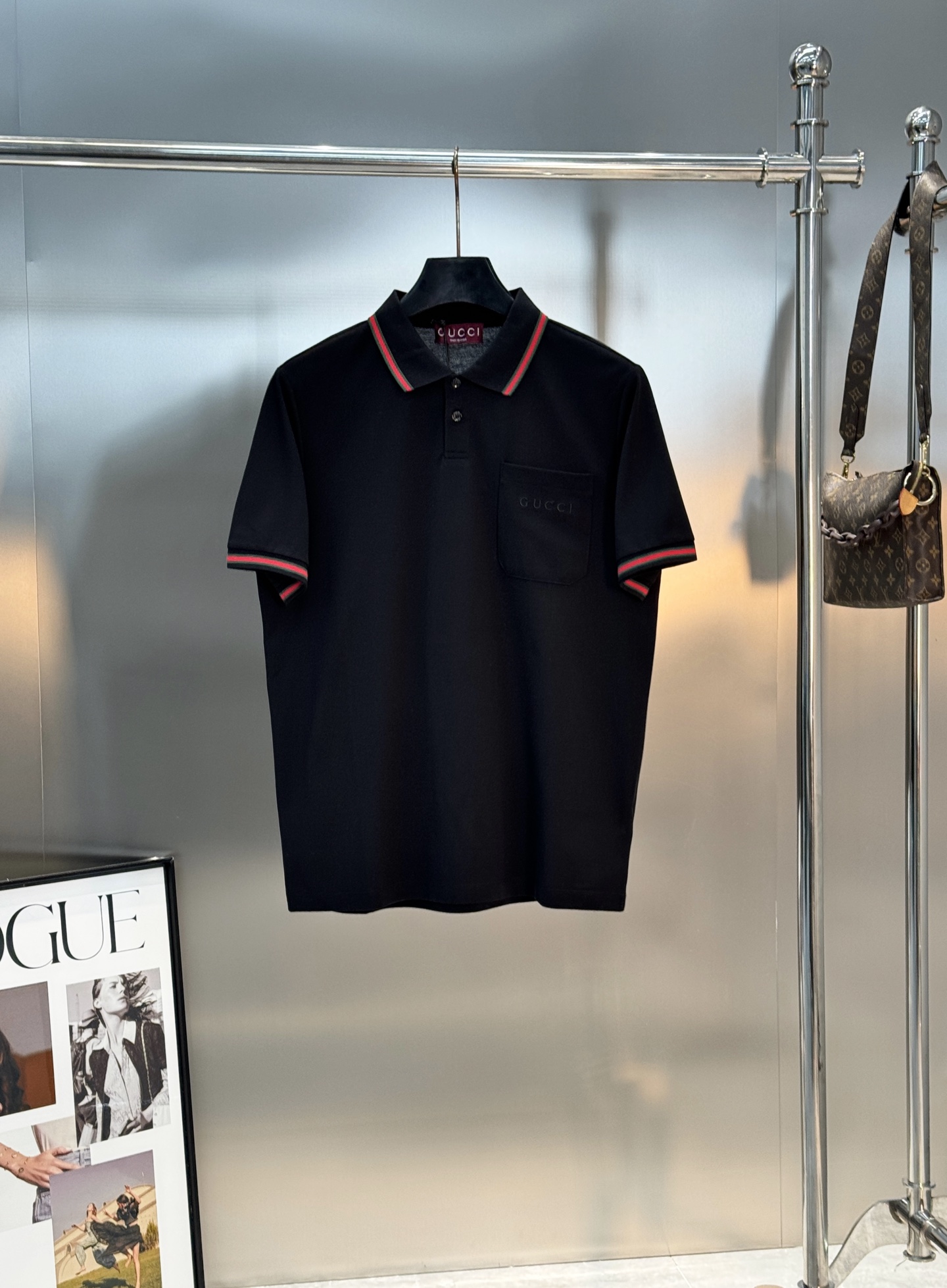 Gucci古奇新品Polo衫👨🏻采用高品质丝光珠地棉材质，透气又舒适，夏天穿超合适!领口和袖口红绿织带，