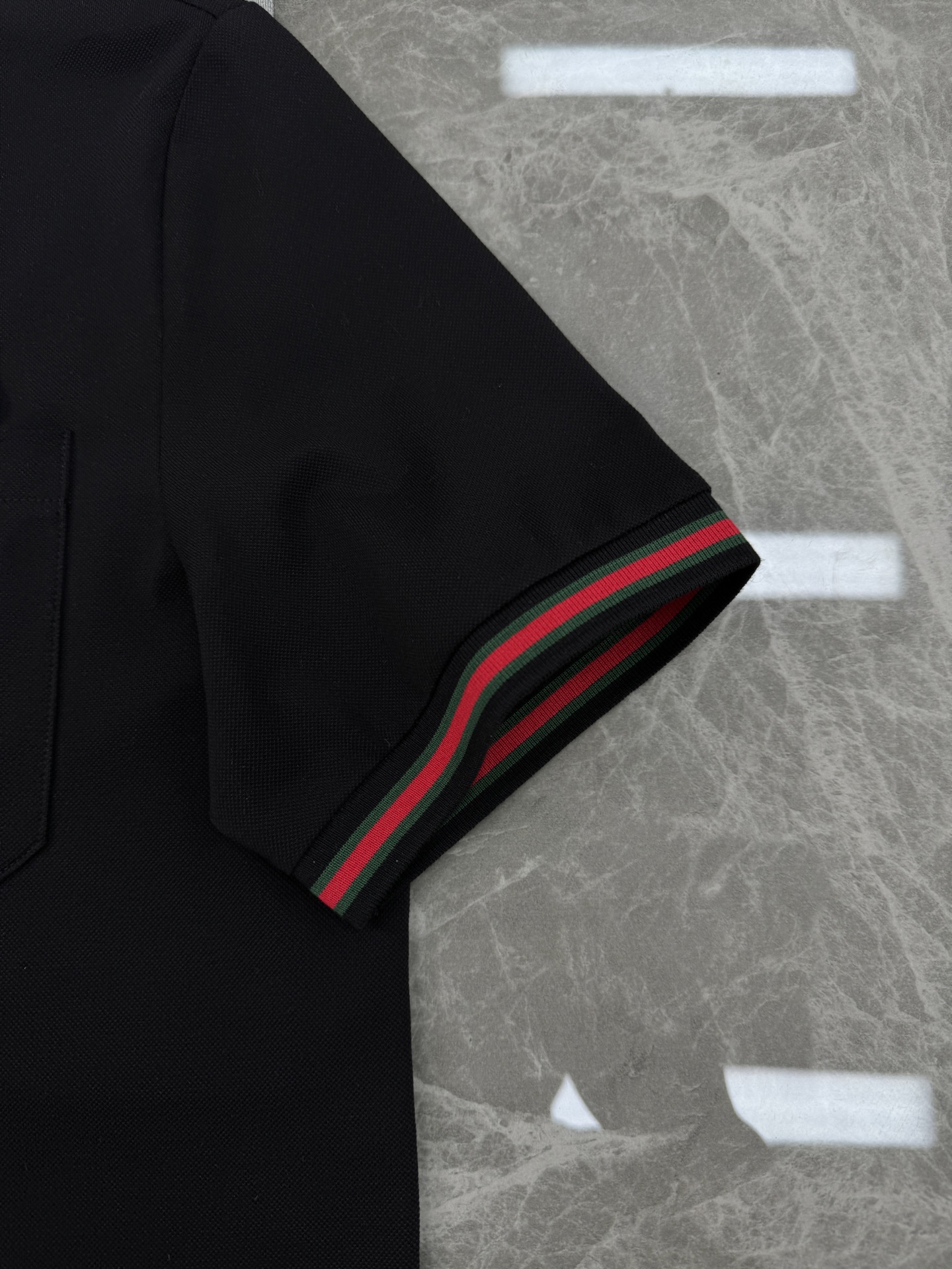 Gucci古奇新品Polo衫👨🏻采用高品质丝光珠地棉材质，透气又舒适，夏天穿超合适!领口和袖口红绿织带，