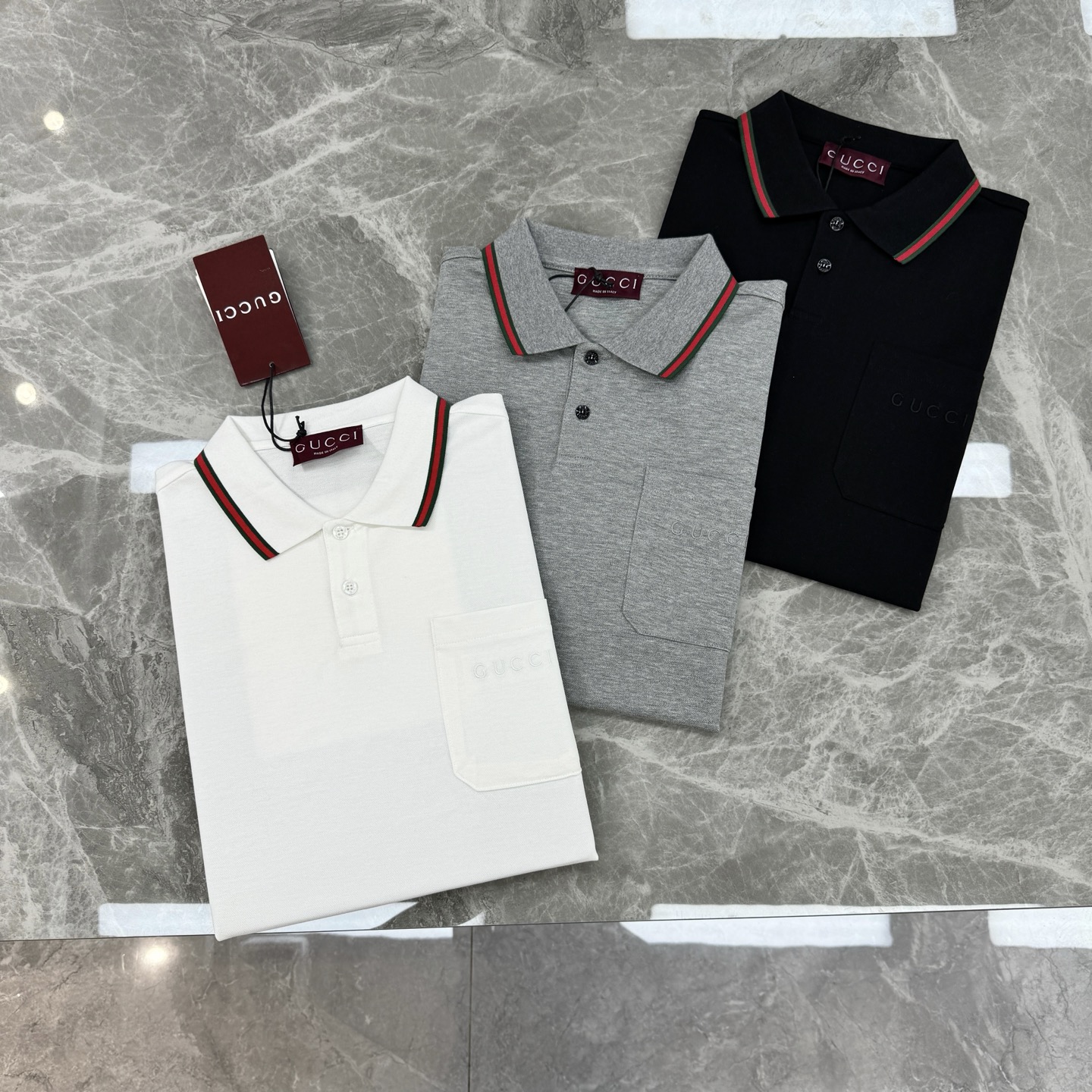 Gucci古奇新品Polo衫👨🏻采用高品质丝光珠地棉材质，透气又舒适，夏天穿超合适!领口和袖口红绿织带，