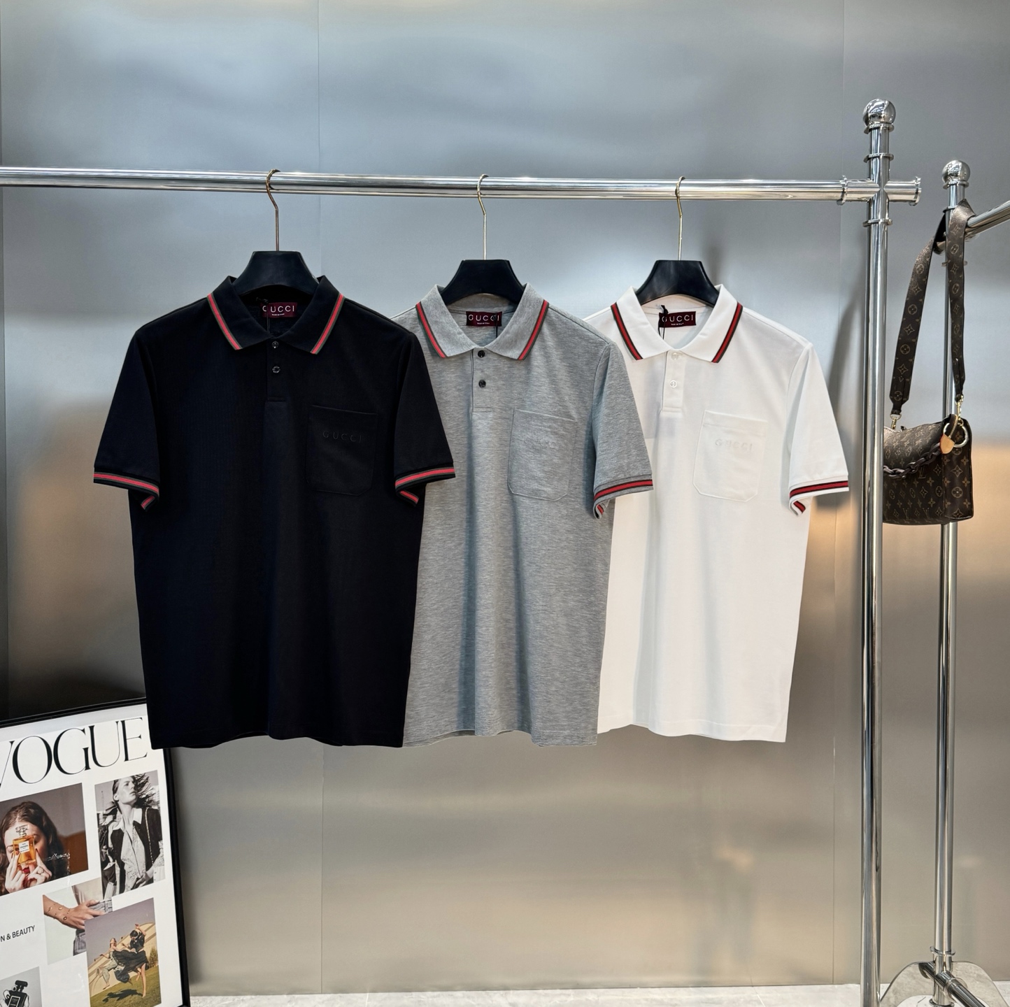 Gucci古奇新品Polo衫👨🏻采用高品质丝光珠地棉材质，透气又舒适，夏天穿超合适!领口和袖口红绿织带，