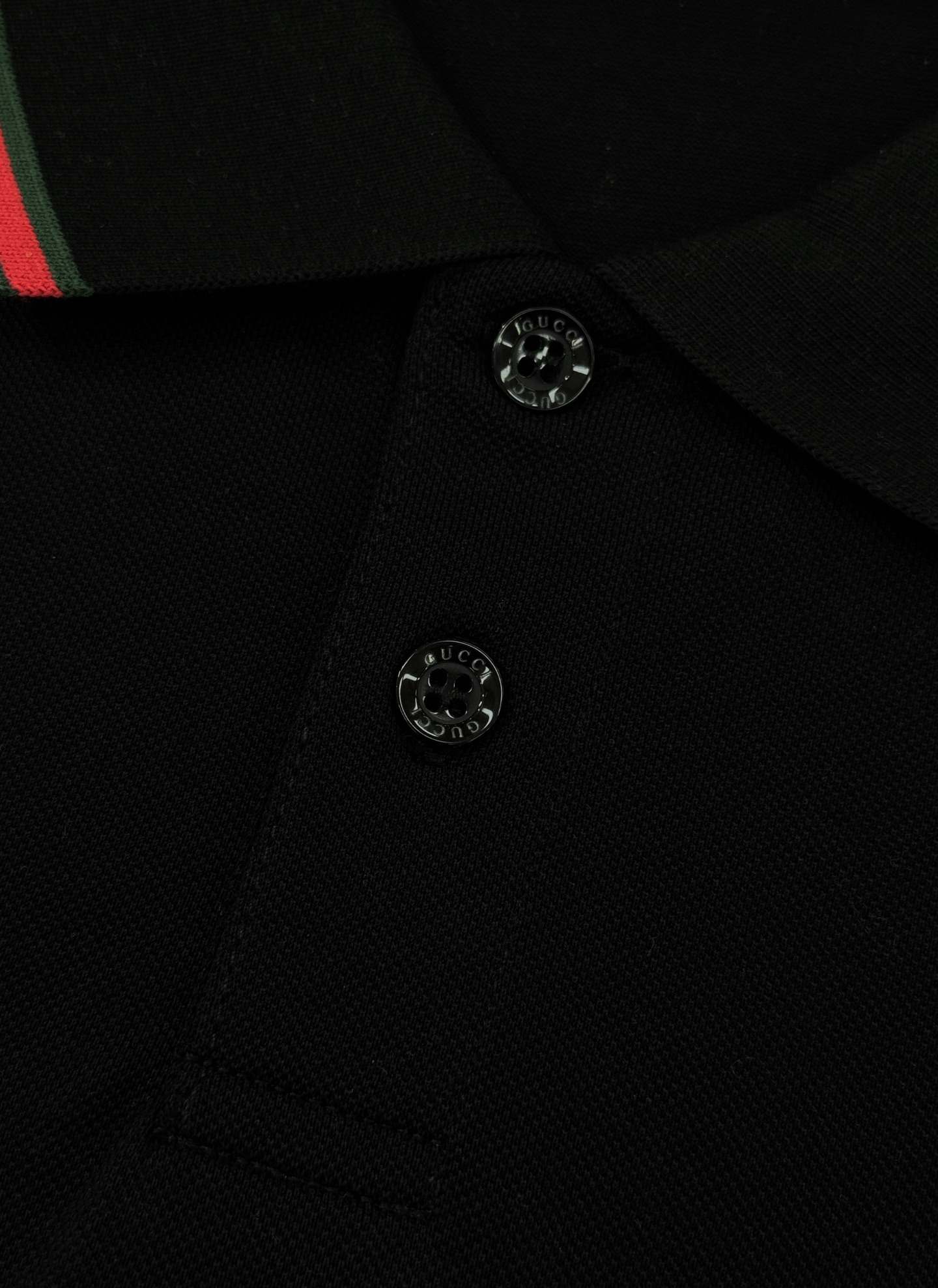 Gucci古奇新品Polo衫👨🏻采用高品质丝光珠地棉材质，透气又舒适，夏天穿超合适!领口和袖口红绿织带，