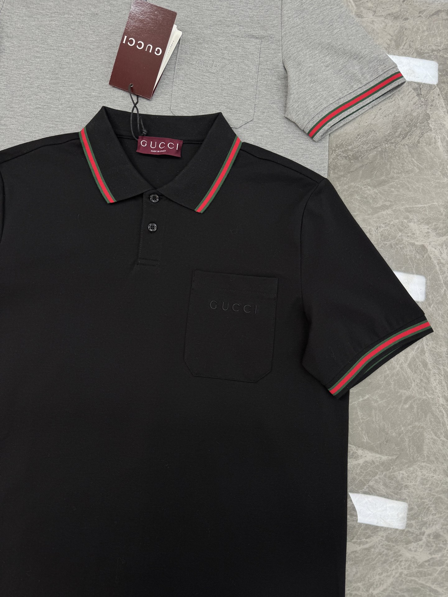 Gucci古奇新品Polo衫👨🏻采用高品质丝光珠地棉材质，透气又舒适，夏天穿超合适!领口和袖口红绿织带，