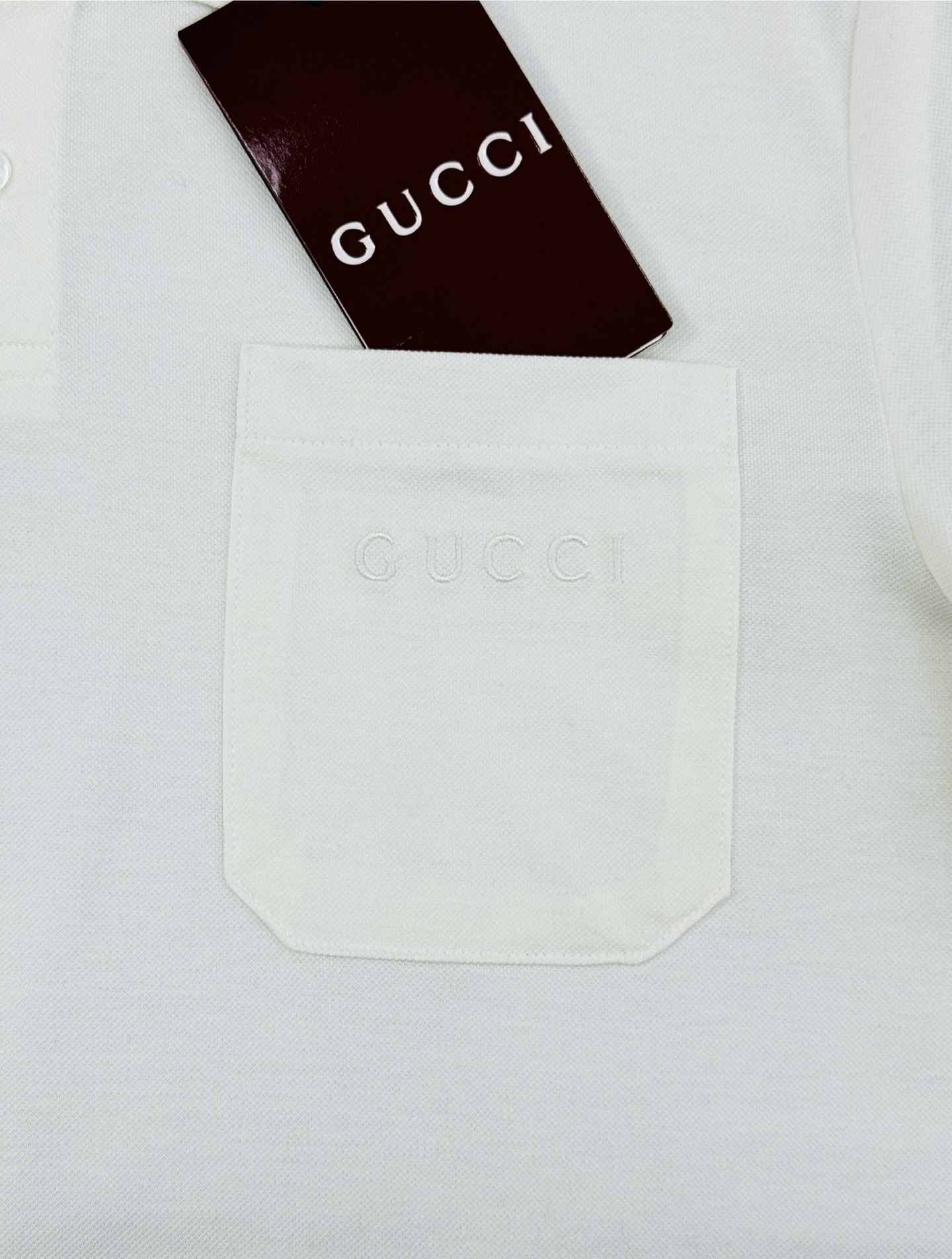 Gucci古奇新品Polo衫👨🏻采用高品质丝光珠地棉材质，透气又舒适，夏天穿超合适!领口和袖口红绿织带，