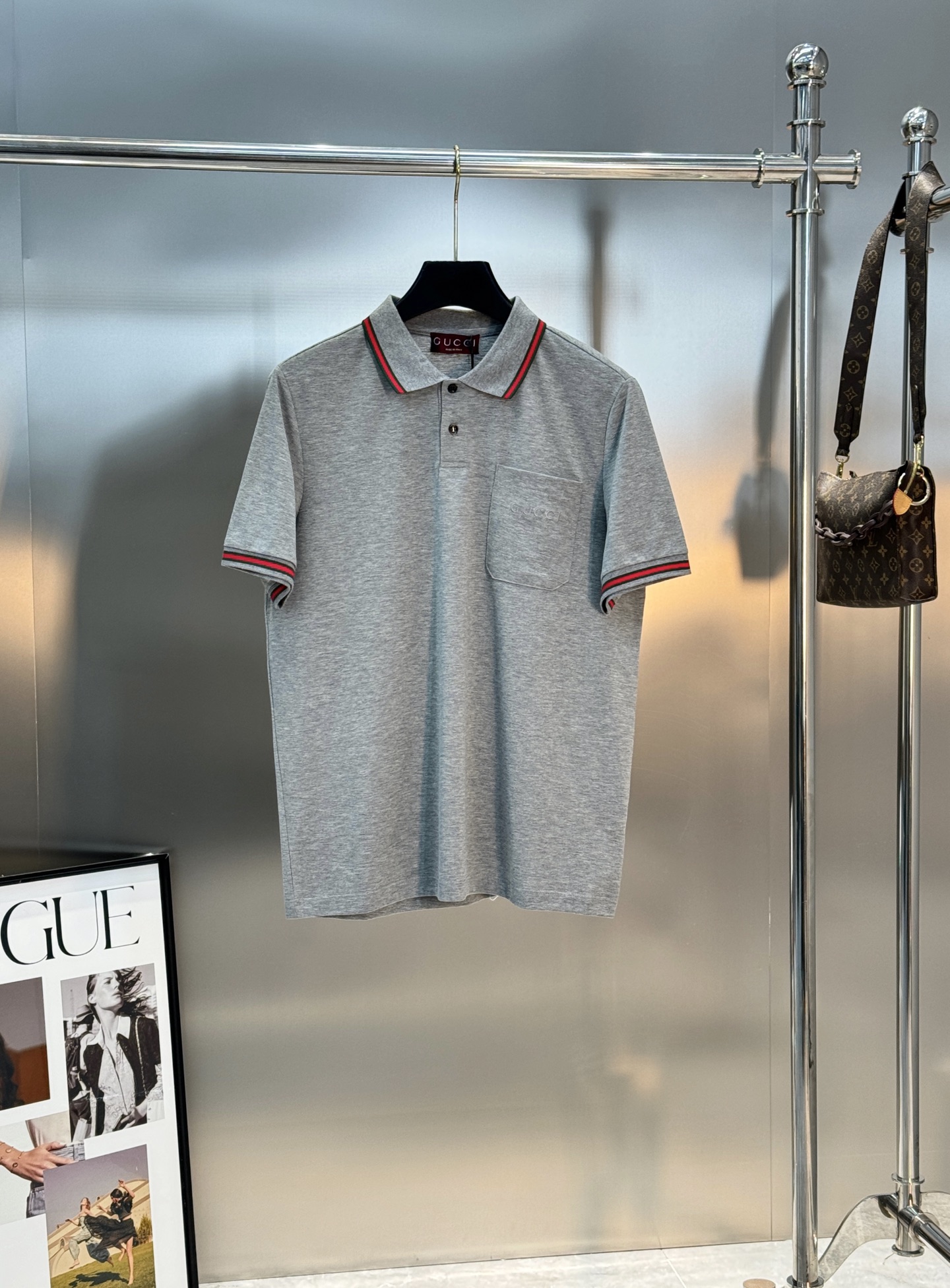 Gucci古奇新品Polo衫👨🏻采用高品质丝光珠地棉材质，透气又舒适，夏天穿超合适!领口和袖口红绿织带，