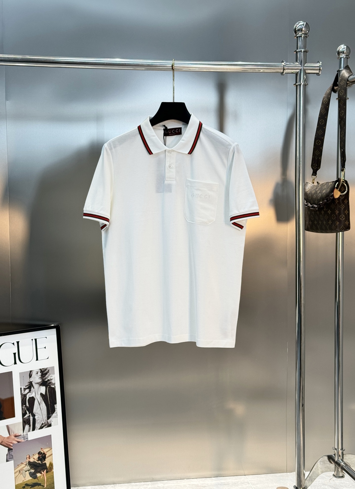 Gucci古奇新品Polo衫👨🏻采用高品质丝光珠地棉材质，透气又舒适，夏天穿超合适!领口和袖口红绿织带，