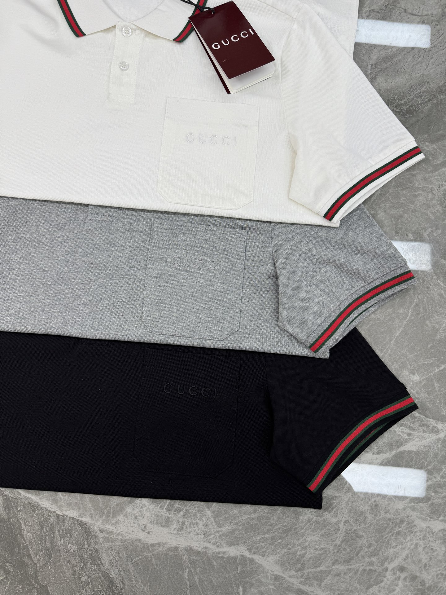 Gucci古奇新品Polo衫👨🏻采用高品质丝光珠地棉材质，透气又舒适，夏天穿超合适!领口和袖口红绿织带，