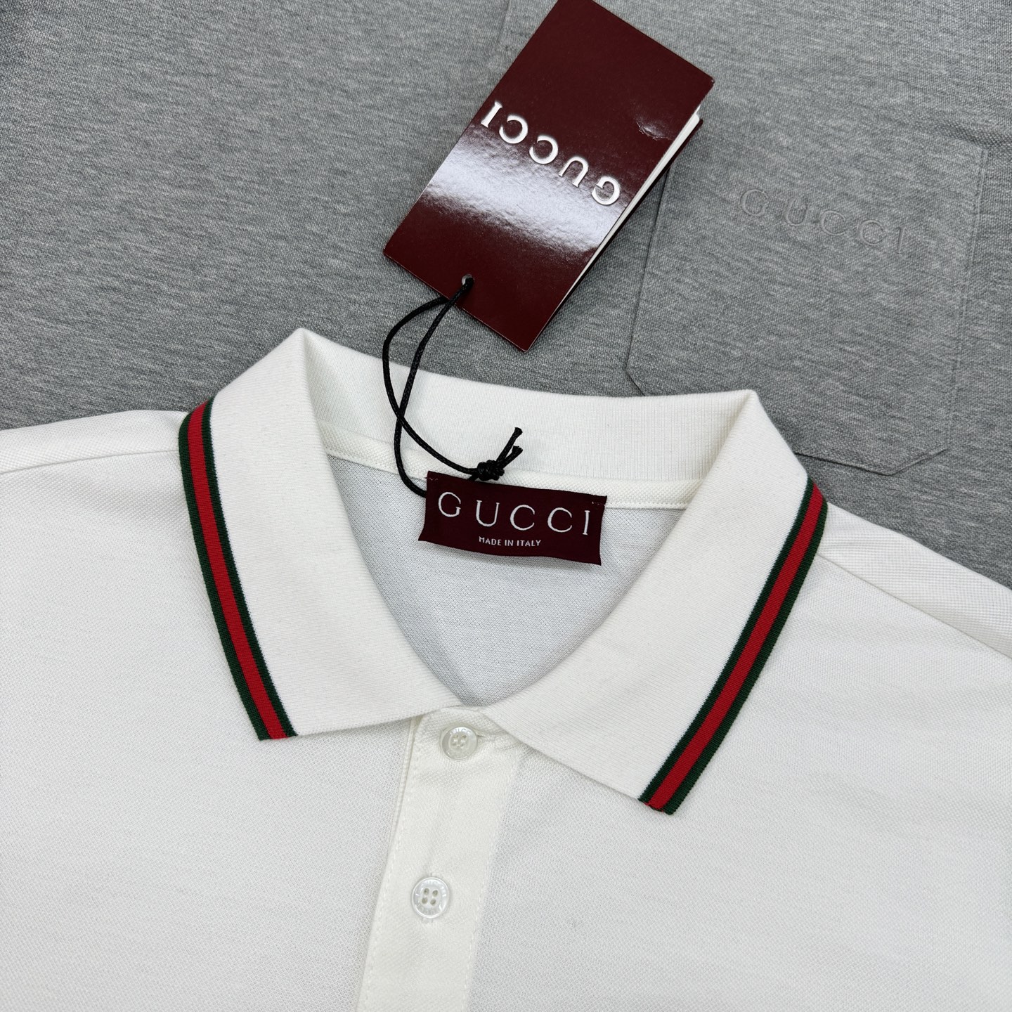 Gucci古奇新品Polo衫👨🏻采用高品质丝光珠地棉材质，透气又舒适，夏天穿超合适!领口和袖口红绿织带，