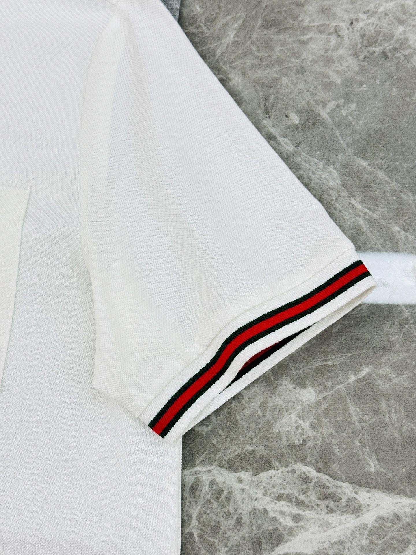 Gucci古奇新品Polo衫👨🏻采用高品质丝光珠地棉材质，透气又舒适，夏天穿超合适!领口和袖口红绿织带，