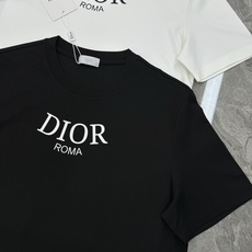 Dior迪奥夏季新款丝光棉圆领短袖❤️胸口经典 品牌字母logo.高温立体烫画工艺.优选200g丝光棉面料!!!紧密厚实 Dior迪奥夏季新款丝光棉圆领短袖❤️胸口经典 品牌字母logo.高温立体烫画工艺.优选200g丝光棉面料!!!紧密厚实
