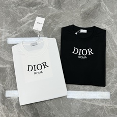 Dior迪奥夏季新款丝光棉圆领短袖❤️胸口经典 品牌字母logo.高温立体烫画工艺.优选200g丝光棉面料!!!紧密厚实 Dior迪奥夏季新款丝光棉圆领短袖❤️胸口经典 品牌字母logo.高温立体烫画工艺.优选200g丝光棉面料!!!紧密厚实