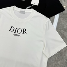 Dior迪奥夏季新款丝光棉圆领短袖❤️胸口经典 品牌字母logo.高温立体烫画工艺.优选200g丝光棉面料!!!紧密厚实 Dior迪奥夏季新款丝光棉圆领短袖❤️胸口经典 品牌字母logo.高温立体烫画工艺.优选200g丝光棉面料!!!紧密厚实
