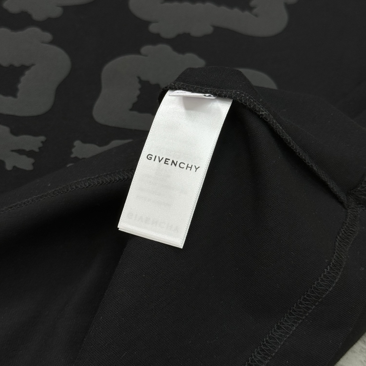 Givench*y纪梵希潮牌新款T恤.男女同款推荐！230g纯棉面料，柔软舒适.透气吸汗.上身舒适.轻松