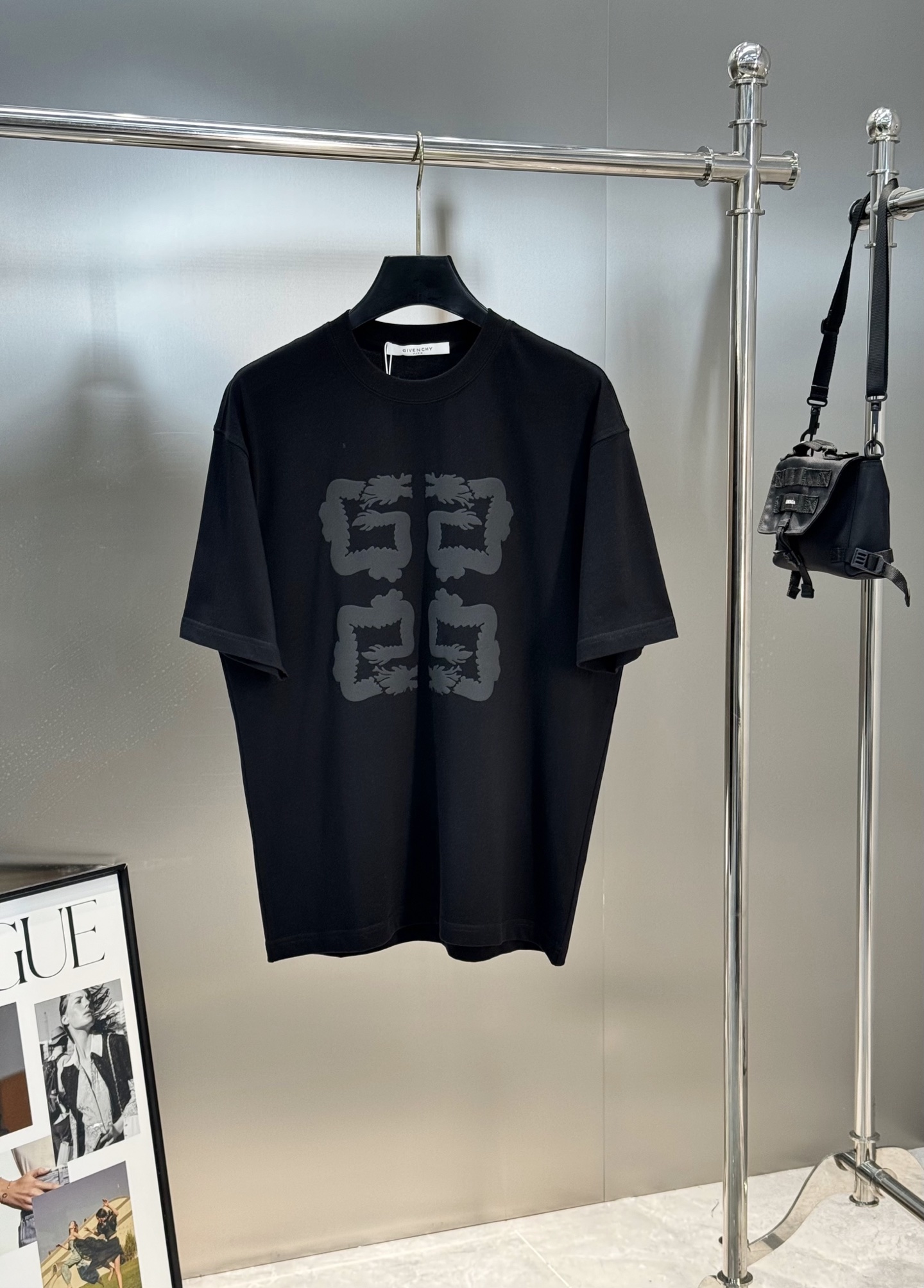Givench*y纪梵希潮牌新款T恤.男女同款推荐！230g纯棉面料，柔软舒适.透气吸汗.上身舒适.轻松