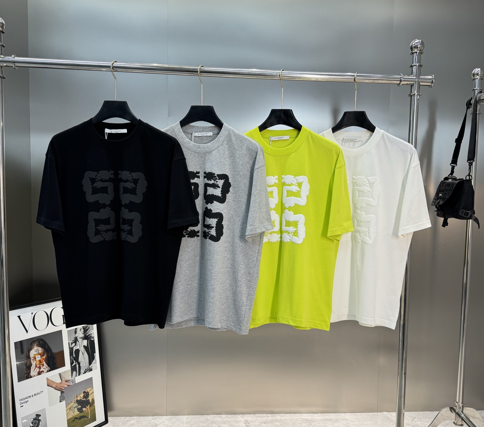 Givench*y纪梵希潮牌新款T恤.男女同款推荐！230g纯棉面料，柔软舒适.透气吸汗.上身舒适.轻松