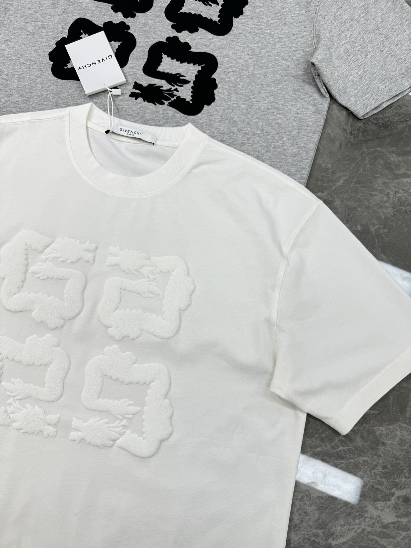 Givench*y纪梵希潮牌新款T恤.男女同款推荐！230g纯棉面料，柔软舒适.透气吸汗.上身舒适.轻松