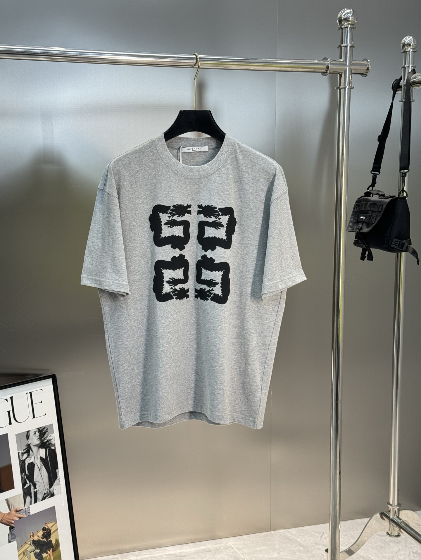 Givench*y纪梵希潮牌新款T恤.男女同款推荐！230g纯棉面料，柔软舒适.透气吸汗.上身舒适.轻松