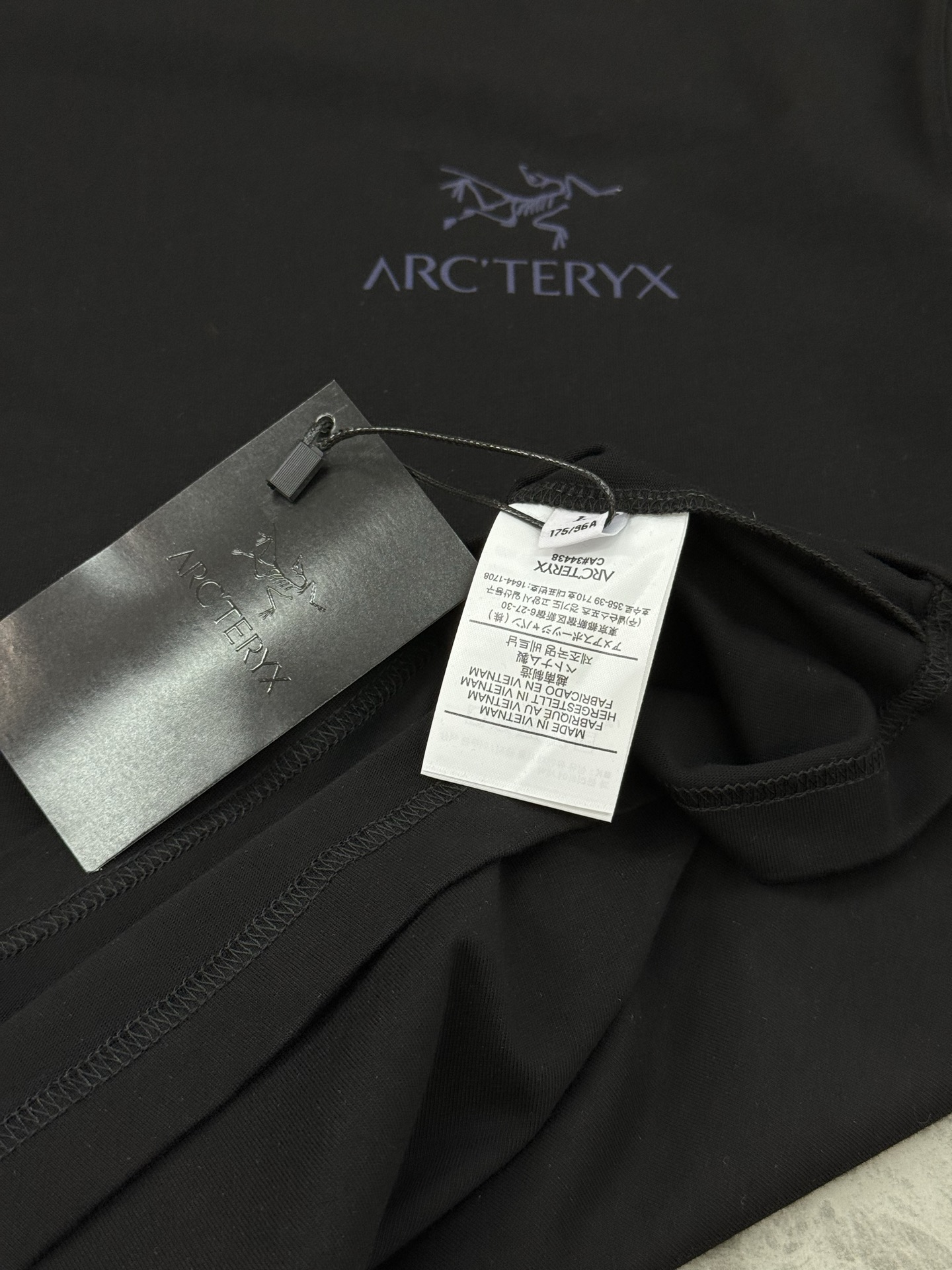 。🌾 ARC'TERY*始祖-鸟鸟潮牌爆款推荐🔥联名款猛犸象🦣男女同款！高品质高版本，此款胸前及后背Lo