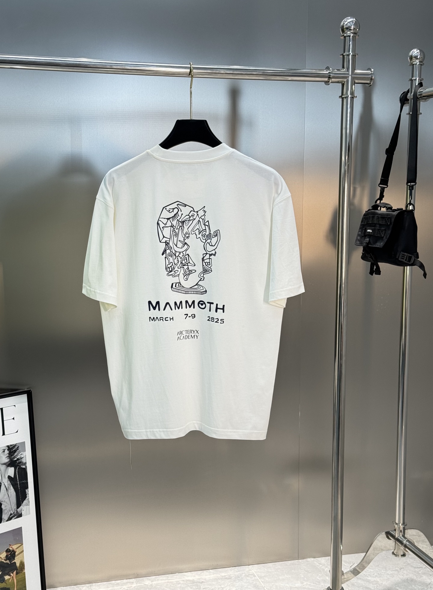 。🌾 ARC'TERY*始祖-鸟鸟潮牌爆款推荐🔥联名款猛犸象🦣男女同款！高品质高版本，此款胸前及后背Lo