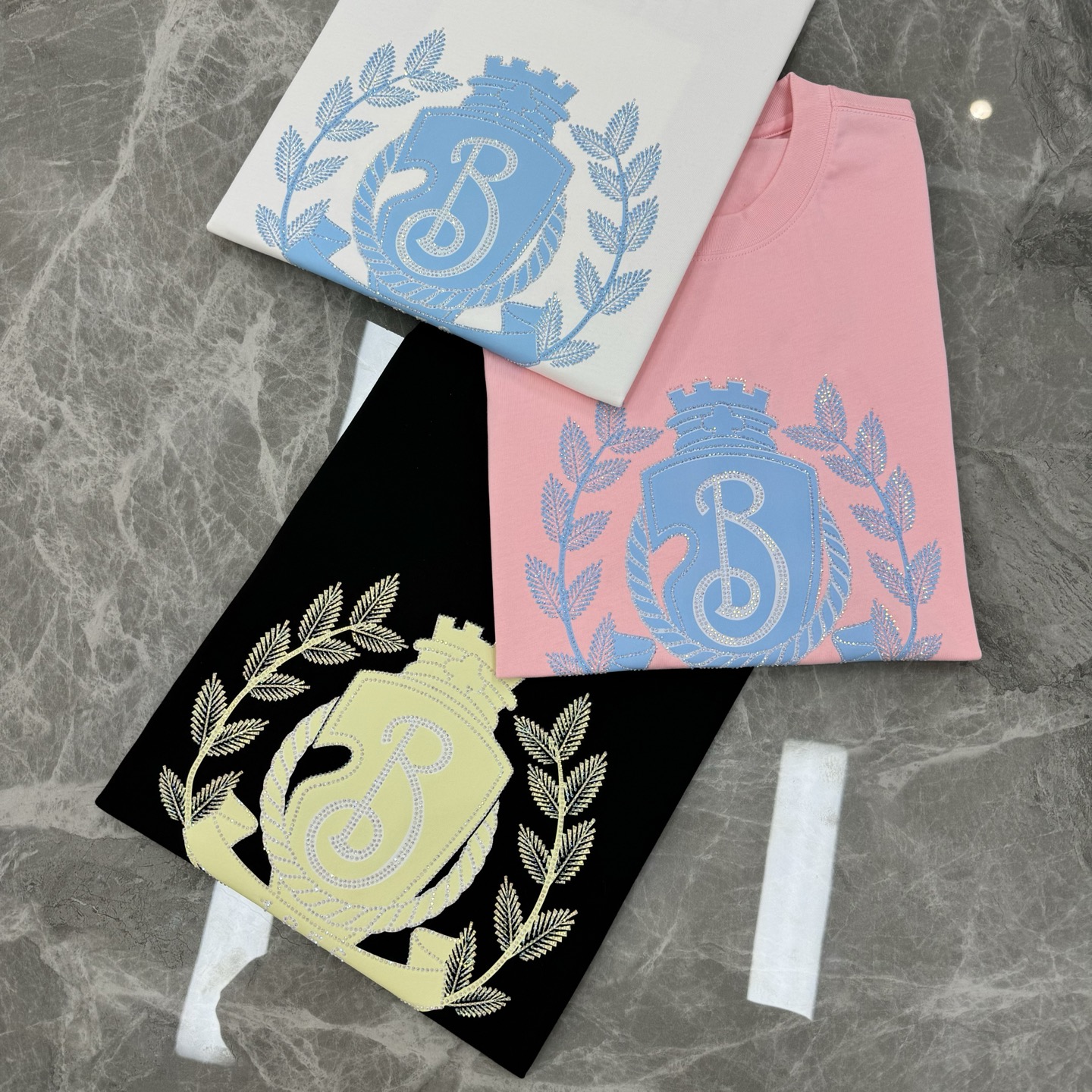 。🌾 BBR*巴宝莉新款潮牌圆领T恤🔥男女同款！精致3D王牌印花工艺.烫钻双层工艺.简单又高级！一款最基