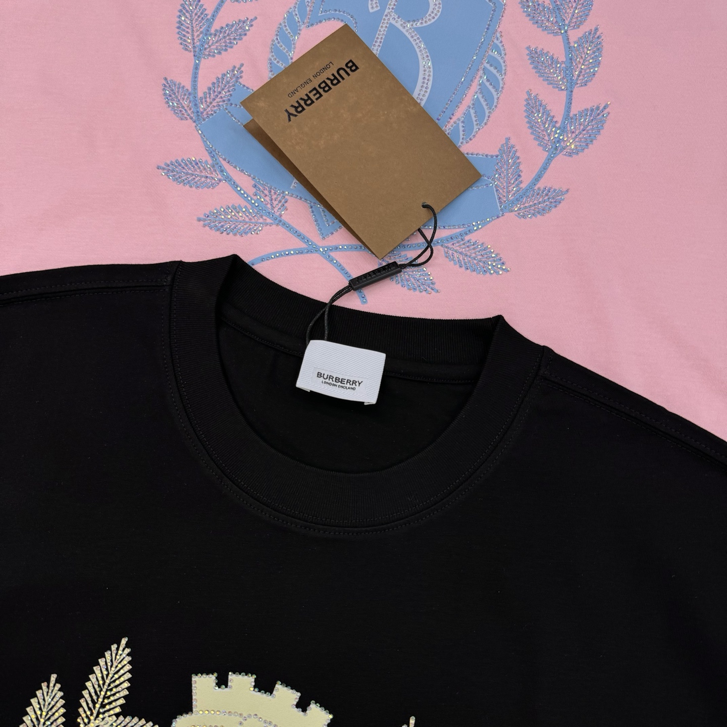 。🌾 BBR*巴宝莉新款潮牌圆领T恤🔥男女同款！精致3D王牌印花工艺.烫钻双层工艺.简单又高级！一款最基