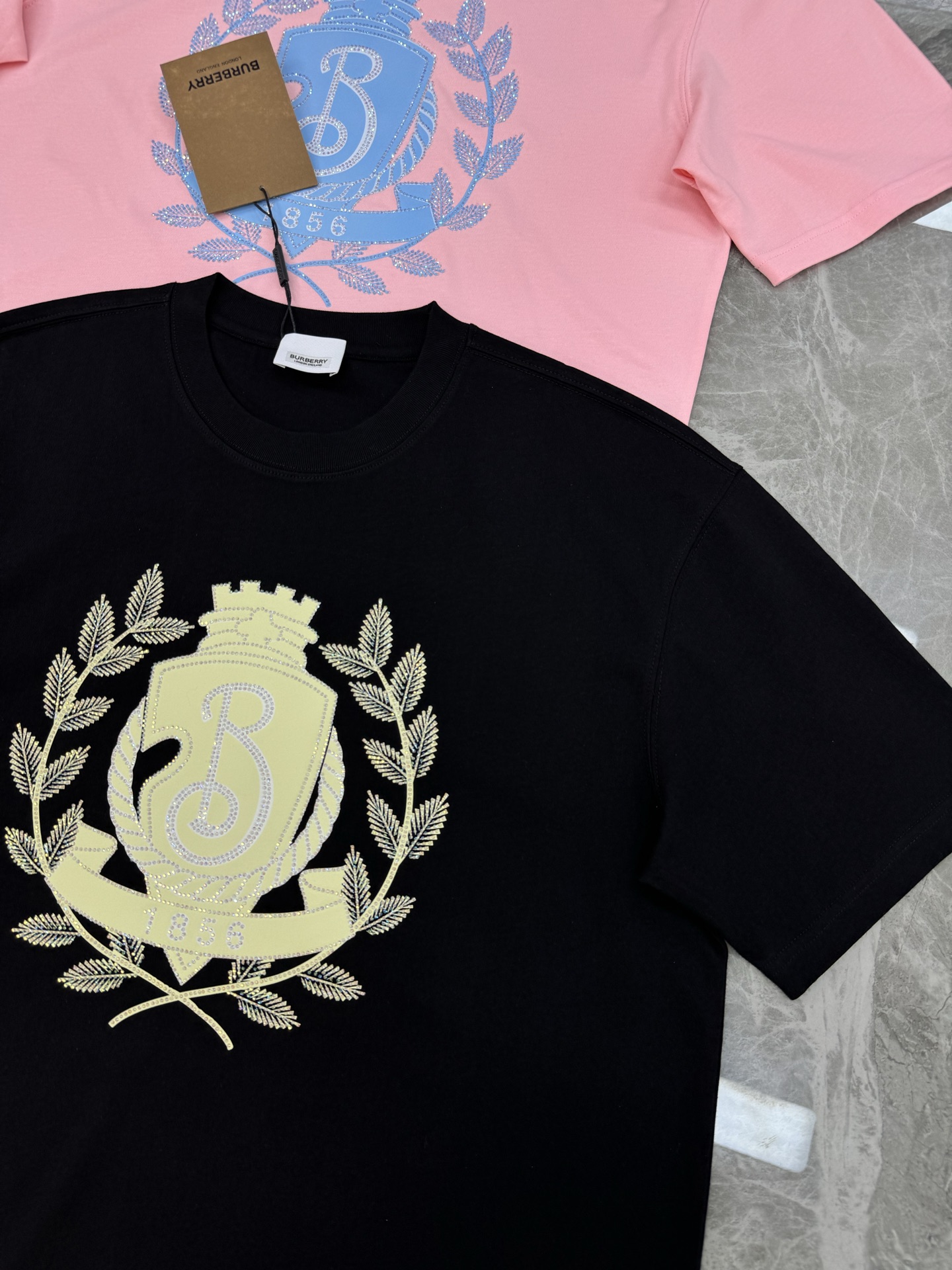 。🌾 BBR*巴宝莉新款潮牌圆领T恤🔥男女同款！精致3D王牌印花工艺.烫钻双层工艺.简单又高级！一款最基