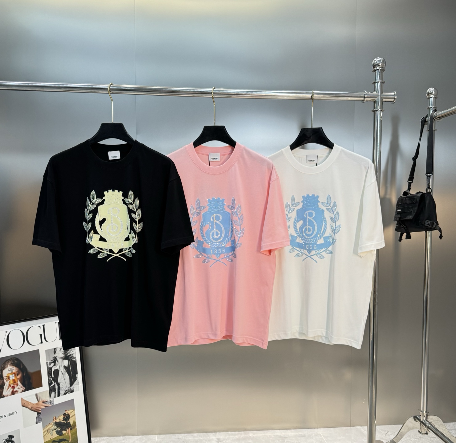 。🌾 BBR*巴宝莉新款潮牌圆领T恤🔥男女同款！精致3D王牌印花工艺.烫钻双层工艺.简单又高级！一款最基