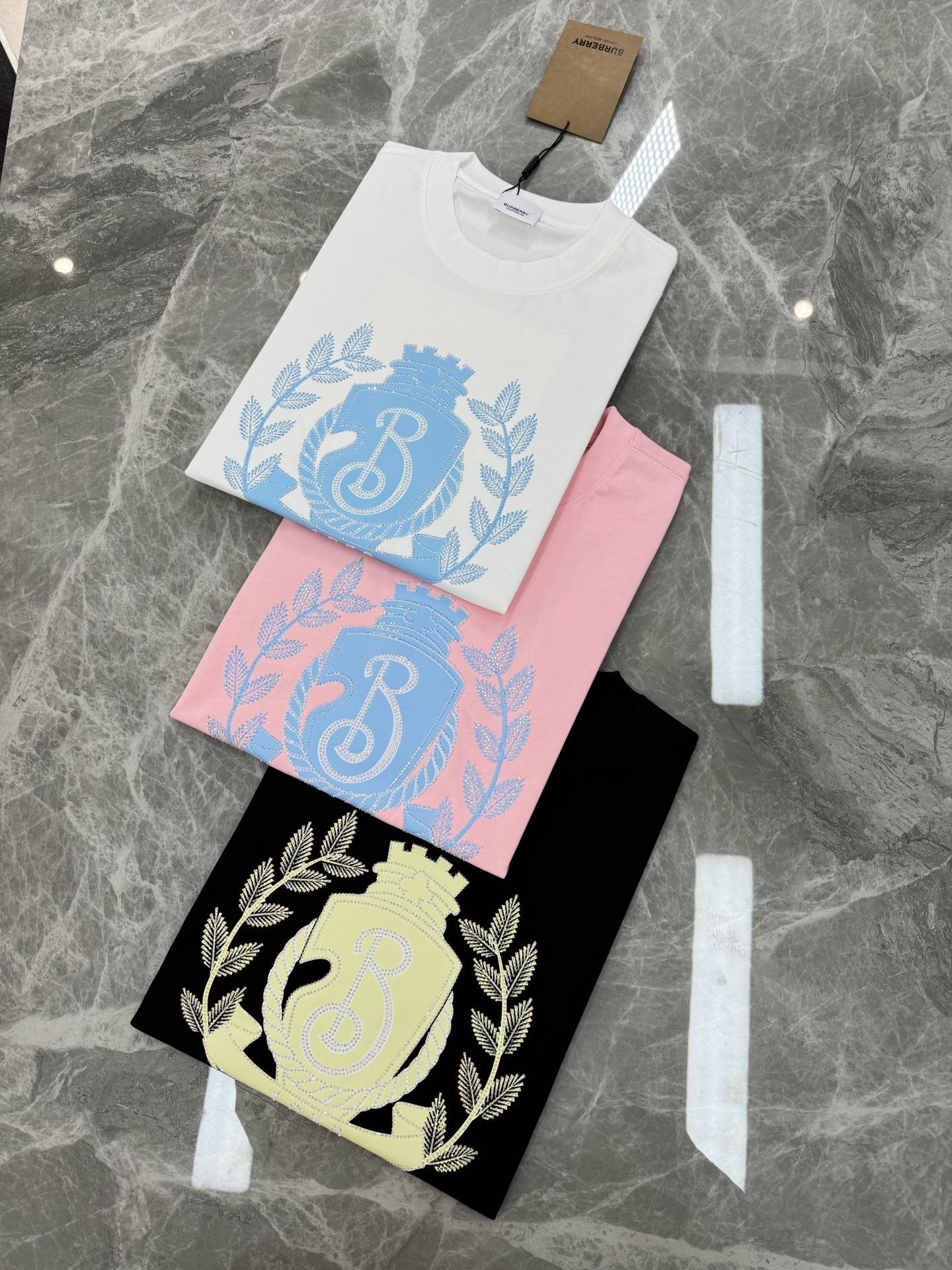 。🌾 BBR*巴宝莉新款潮牌圆领T恤🔥男女同款！精致3D王牌印花工艺.烫钻双层工艺.简单又高级！一款最基