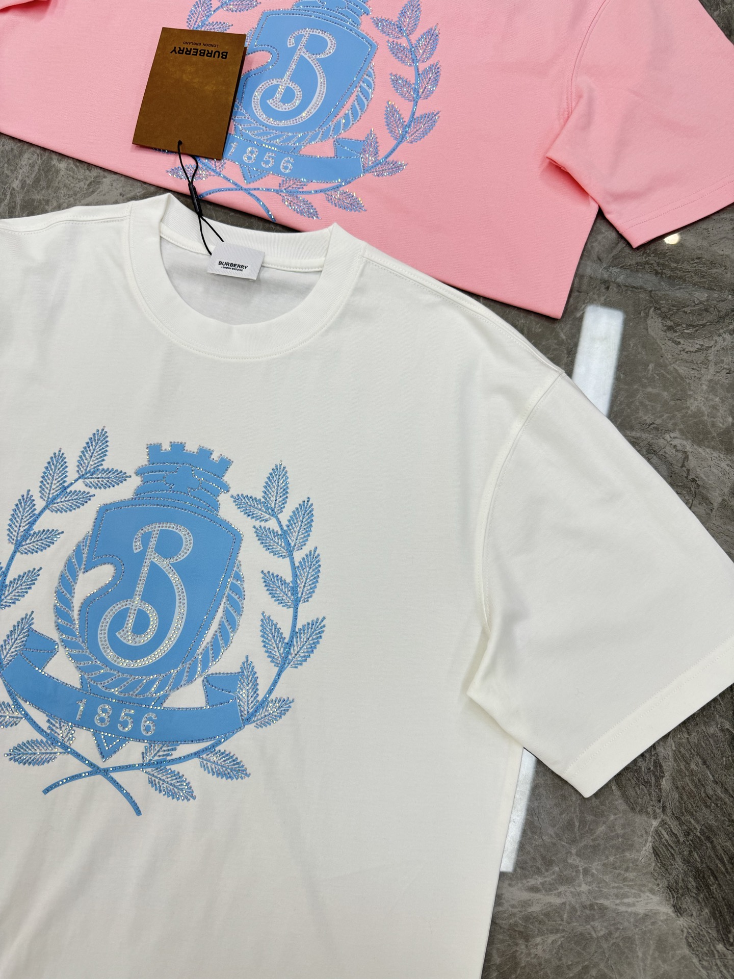 。🌾 BBR*巴宝莉新款潮牌圆领T恤🔥男女同款！精致3D王牌印花工艺.烫钻双层工艺.简单又高级！一款最基