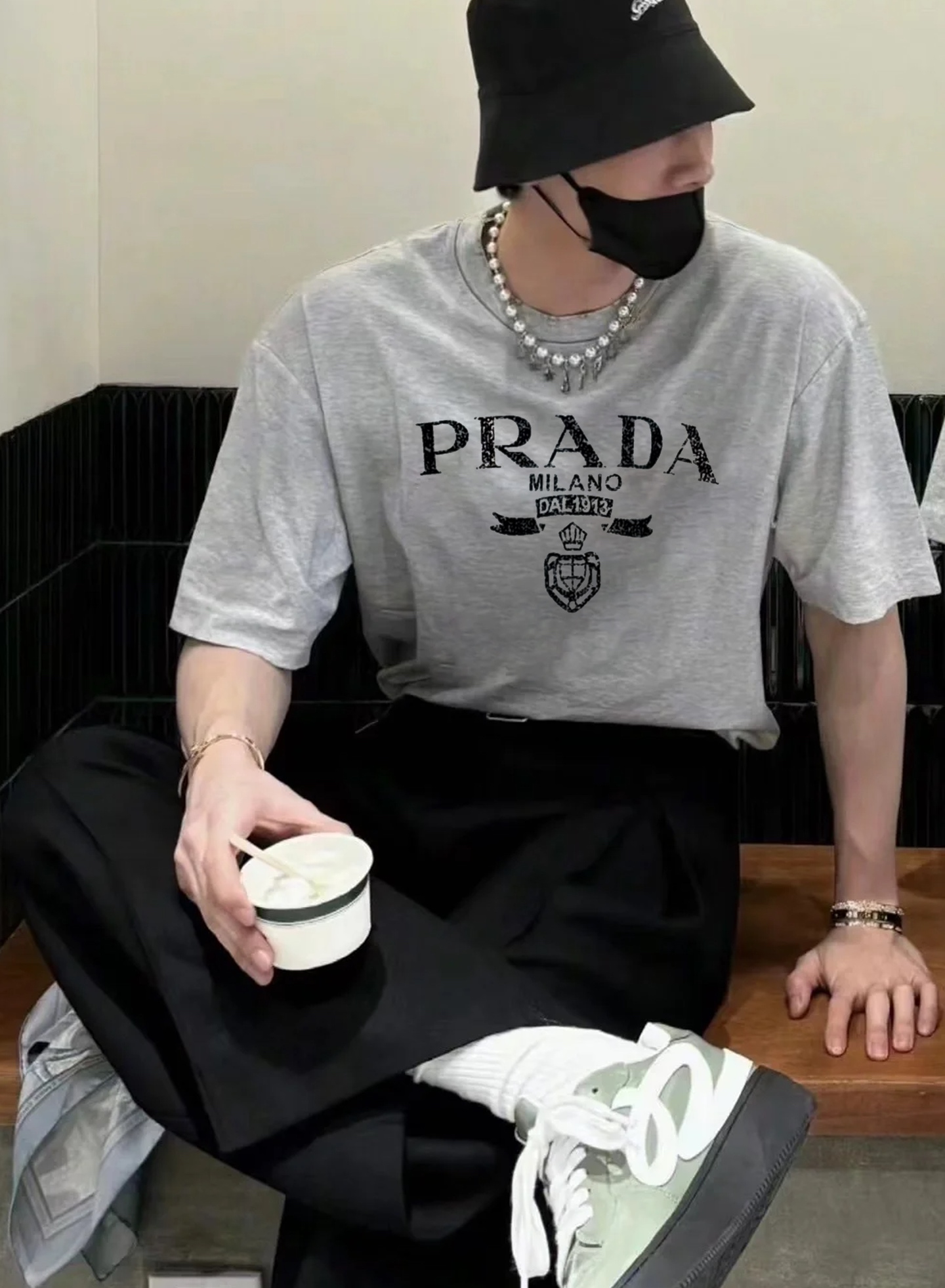 。🌾 PRAD*普拉-达新款潮牌T恤.男女同款！胸前高清3D字母立体印花设计.经典PRADA.绒感质感搭