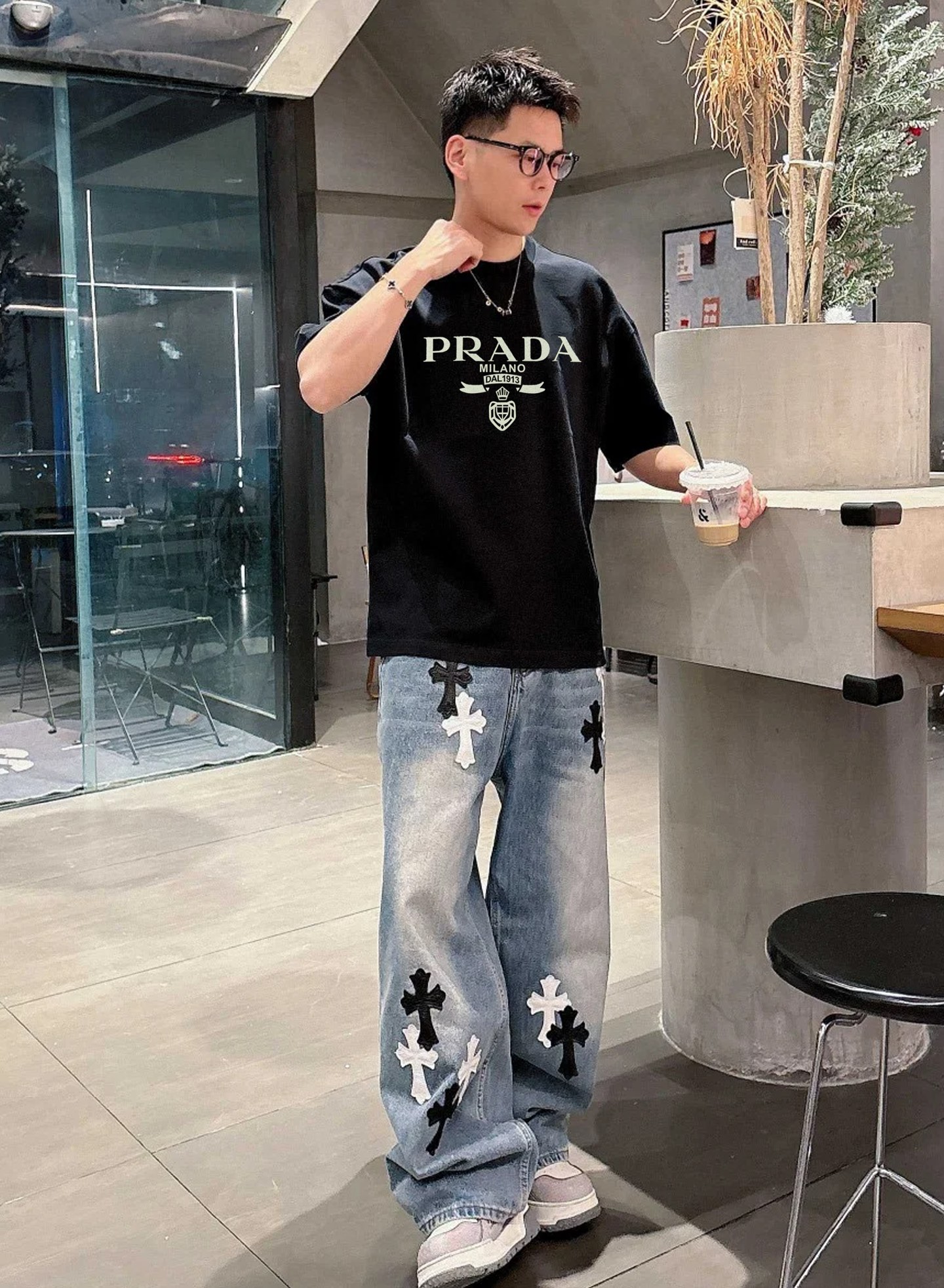 。🌾 PRAD*普拉-达新款潮牌T恤.男女同款！胸前高清3D字母立体印花设计.经典PRADA.绒感质感搭